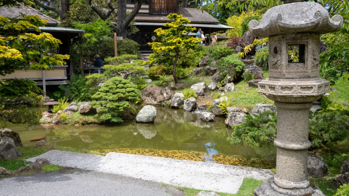 Jardin japonais paisible avec lanterne en pierre