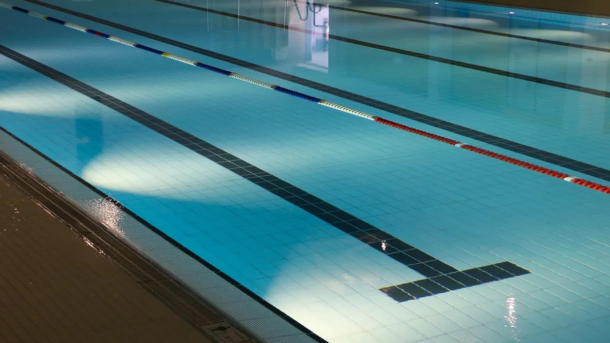 Une piscine intérieure, une piscine