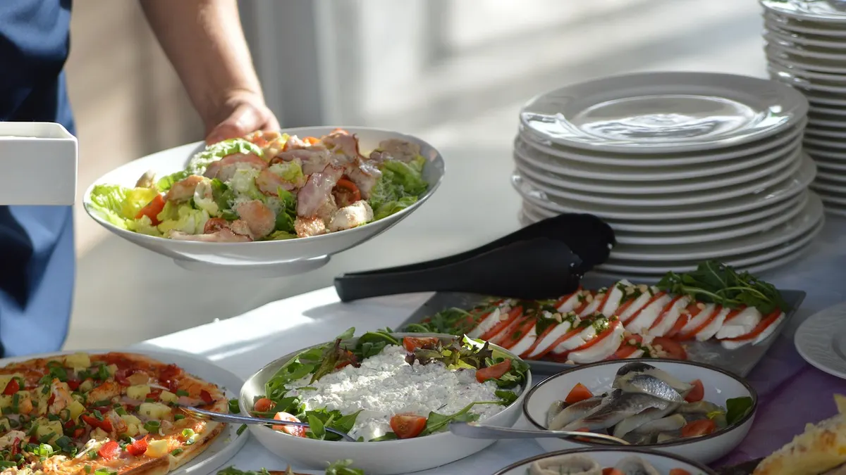 Table de salades pour un brunch, cadre de repas